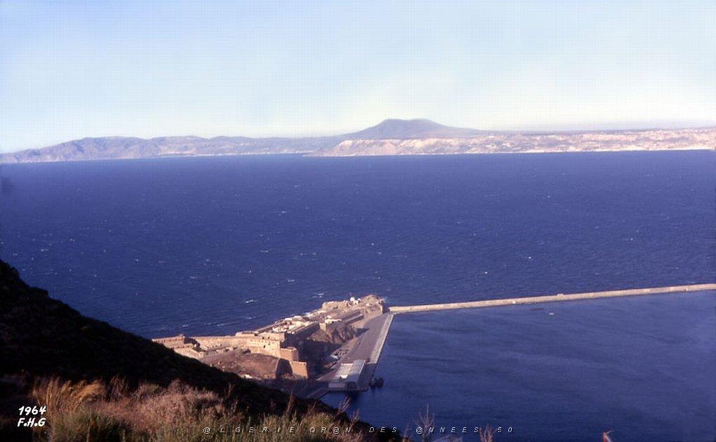 MERS EL KEBIR B LE GOLFE D ORAN AVEC UNE MER MOUTONNEE.JPG